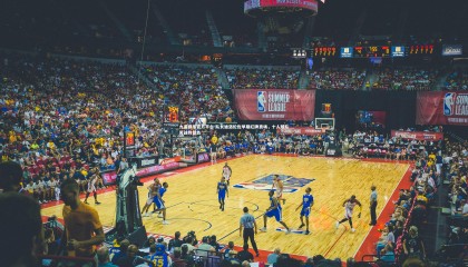 九游娱乐官方平台-队长迪洛伦佐早期红牌离场，十人球队苦战终憾负